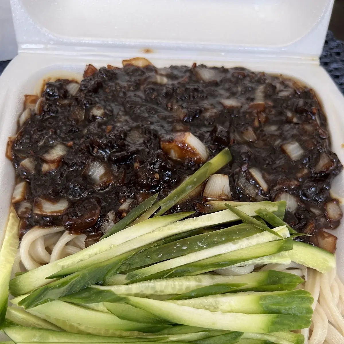 炸酱面 minced meat noodle